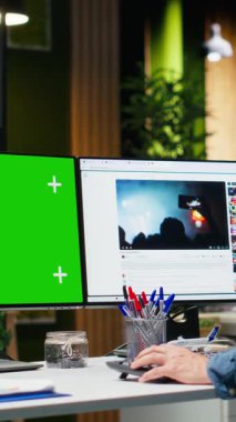 Profesyonel erkek editörün yanında dikey Video Mockup, PC 'nin yazılımları kontrol etmesi, viral eğilimleri hedeflemek ve çevrimiçi takipçileri ve teşhirciliği artırmak için kullanılan pazarlama stratejisi geliştirilmesi