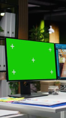 Dikey Kroma anahtarı ve CAD programı Afro-Amerikan mimari uzmanı tarafından modern bir daire tasarlamak için kullanıldı, çift monitörlerde 3D görüntüleme arayüzü. Mimari 3D yazılım. Kamera A.