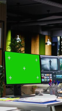 Sinema montajı için çevrimiçi içerik geliştirme, film görüntülerini düzenleyen ve düzenleyen siyahi kadın uzmanların yanında dikey video modeli. Videograf film yapımında renk düzeltmesi yapıyor