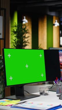 Siyahi kadın uzmanın yanındaki dikey video yeşil ekran sosyal medya içeriğini kontrol ediyor, çift monitörlü video düzenleme. Görünürlüğü, bağlılığı ve markalaşmayı arttıran bir kadın. Kamera.