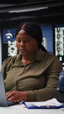 Vertical Video çok ırklı bütçe hesaplama ekibi bilgisayar üzerinden rakamları ve satışları gözden geçiriyor, kaynak tahsisi ve projeksiyonlar üzerinde çalışıyor. İş başarısı için öngörü teknikleri. Kamera A.