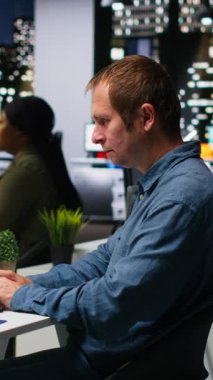 Bir kat planı tasarlamak için yapay zeka kullanan çeşitli mühendislerden oluşan dikey video ekibi, nöral ağlar ve bilgisayar destekli mimari yazılım üzerinde daire düzeni ile birlikte çalışıyorlar.