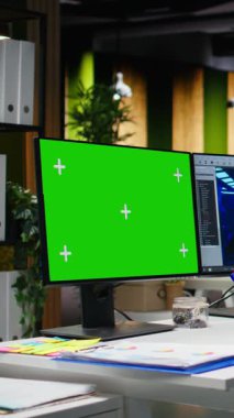 Oyun geliştirme üzerinde çalışan erkek çalışanın olduğu dikey video krom anahtar, çalışma istasyonunda çift monitör kullanıyor. Genç uzman mühendis modern yazılımda fütürist uzay gemisi istasyonu yaratıyor. Kamera A.