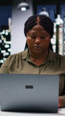 Bir şirket ofisindeki veri diyagramlarını kullanarak iş istihbaratı ve analiziyle uğraşan dikey video çeşitliliği çalışanları, iş arkadaşları genel şirket stratejisini geliştirmek için projeleri ve raporları gözden geçirirler. Kamera.