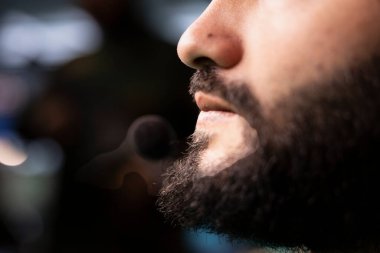 Komuta merkezinde terörle mücadele operasyonu yürüten gizli servis ajanı, ulusal güvenliği tehdit eden düşman uçaklarını ve balistik roketleri tespit etmek ve takip etmek için radar izleme sistemleri kullanıyor.