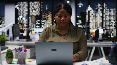 Ofisteki kadın iş asistanı görüşleri ve veri raporlarını paylaşıyor, bütçeleme ve verimli kaynak tahsisi projelerine odaklanıyor. Başarılı şirket yönetimi. Kamera B.