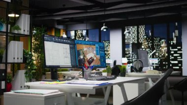 Modern masa kaplaması taslak taslaklı boş tasarım ofisi ve ekranda 3D modelleme yazılımı. Dijital çalışma alanı, profesyonel bir ortamda yaratıcı görselleştirmeyi vurgular.