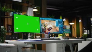 Çoklu monitörlerdeki CAD yazılımının yanında izole krom anahtar ekran, iç tasarım ve zemin planı için 3D yeniden modelleme ile kullanılacak alan. Yaratıcılık.