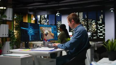 Çeşitli tasarımcılar yapay zeka sinirsel ağlarını kullanarak yeni bir apartmanın iç tasarımını yarattılar. İş yerindeki bir kat planı için mimari yazılım. Çift ekran. Kamera A.