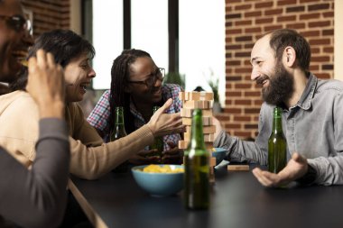 Sakallı beyaz adam, Jenga oyunundan sonra çok ırklı arkadaşlara komik bir çocukluk hikayesi anlatıyor. Bir grup neşeli arkadaş içki, abur cubur ve şakalarla kaynaşıyor..
