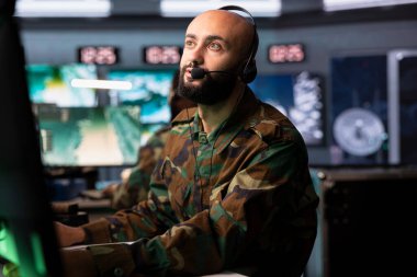 Telsiz ve uydu teçhizatı kullanarak komuta merkezinde bulunan ordu telekomünikasyon sistemi ajanı, mikrofon kullanarak savaş desteği sağlıyor. Operasyon üssünden iletişim ağlarını yöneten asker