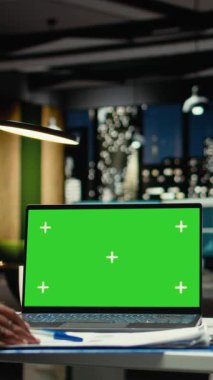 Yatay video yeşil ekran ve mavi ekran, gece geç saatlerde girişimci yönetici görevlerinin yanında. Siyahi işçi proje gelişimini denetliyor, sıkı hedeflere ulaşıyor