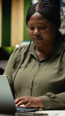 Dikey Video Genel Müdürü gece geç saatlerde bir sorunu yansıtıyor, metodik planlama ve yaratıcı hayal gücü rasyonaliteyi yenilikçilikle dengeleyen bir karar için ona rehberlik ediyor.