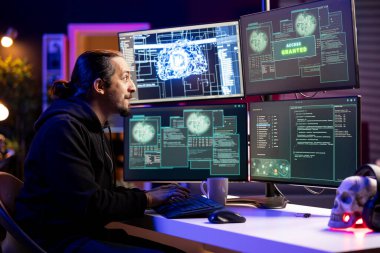 Gizli yazılımla güvenlikten kaçmayı başaran mutlu hacker mesajı aldıktan sonra memnun oldu. Neşeli adam, algılama sistemlerinden kötü niyetli kod saklama senaryosunu başarıyla yaptıktan sonra memnun oldu.