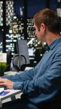 Dikey Video Becerikli Mimar, çift monitörlerde mimari yazılım kullanarak 3D bir daire iç mimari tasarımı yaratıyor. Geliştirici dizayn etmek ve varlıkları yerleştirmek için dijital araçlar kullanır