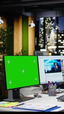 Sosyal medya yöneticisinin yanındaki dikey video yeşil ekran, mevcut medya eğilimleri ve parasal içgörüler yoluyla pazarlama ve markalaşmayı artıran içerik için web platformlarını kontrol eder. Algoritmalar. Kamera A.