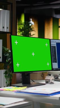 Ofiste birden fazla monitör kullanarak oyun geliştirme üzerinde çalışan Afrikalı Amerikalı kadının yanındaki dikey video yeşil ekran. Kadın mühendis yazılım üzerinde fütürist bir uzay gemisi istasyonu yaratıyor