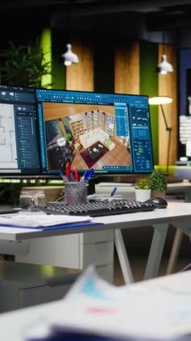 Dikey Video Çağdaş ofis masası CAD arayüzü ile dijital planları ve mimari projelerin 3D çizimlerini sergiliyor. Mimarlık ve inşaat profesyonelleri için ideal