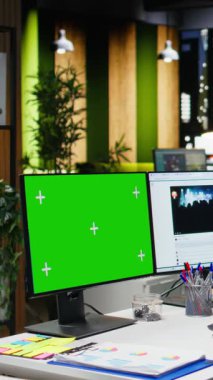 Profesyonel erkek editörün yanında dikey Video Mockup, PC 'nin yazılımları kontrol etmesi, viral eğilimleri hedeflemek ve çevrimiçi takipçileri ve teşhirciliği artırmak için kullanılan pazarlama stratejisi geliştirilmesi