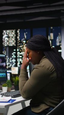 Dikey Video düzenleyicisi, video düzenleme projesini zamanında bitiremeyecek kadar yorgun ve yorgun hissettiği için geceleri sıkı çalışmaktan dolayı ağrılı bir migrenle uğraşır. Baskı altında çalışan kameraman