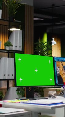 Siyahi kadın grafik tasarımcısı tarafından modern bir düzen, üç boyutlu modelleme programı ve çift ekran monitörlerde krom anahtar oluşturmak için kullanılan dikey video ve CAD yazılımı. Mimari tasarım varlıkları