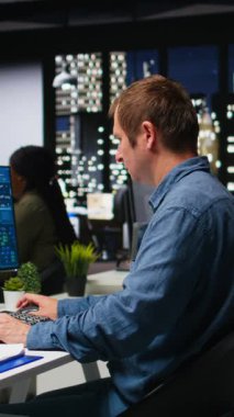 Dikey Video Çeşitliliği Mühendisleri ekibi, mimari yazılım ve planlarla iç mekanın 3D görüntüsünü oluşturuyor. Döşemenin özelleştirilmesine olanak sağlamak için modern araçlar ve modellerle bilgisayar kullanmak