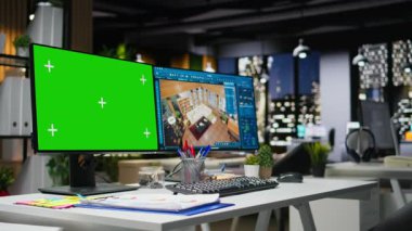 Çalışma istasyonundaki çift monitörlerde yeşil ekran ve mimari yazılımlar, verimli dekorasyon ve yeni apartman planlama. 3B görüntüleme ve CAD arayüzü.