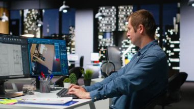 Ofisteki erkek uzmanların portresi CAD yazılım ve plan kullanır, sanal ev özelleştirmesi için kullanıcı arayüzü ile ev içi tasarımı yapar. Ayrıntılı mimari düzen. Kamera B.