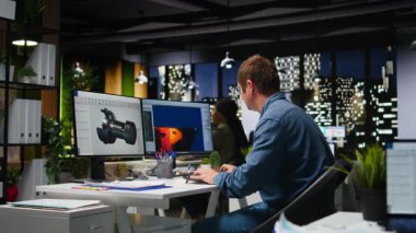 Erkek bilişim mühendisi bir Mars istasyonu projesi için video oyunu ve türbin, fütüristik oyun tasarımı yapmak için yapay zeka teknikleri kullanır. Modern oyun lobisi için bilim kurgu sistemi, profesyonel yazılım. Kamera A.