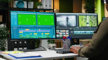 Krom anahtar, ajans ofisinde video yapımında çalışan, renk düzeltmesi yapan ve çift monitörlerde bir montaj yaratan profesyonel editörle birlikte. Medya teknolojisi araçlarıyla yaratıcı bir süreç. Kamera A.