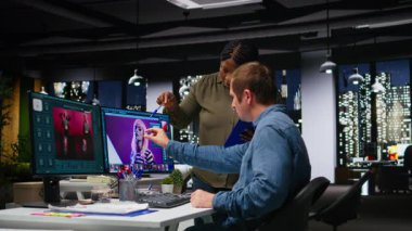 Çeşitli fotoğraf düzenleme ekibi yapay zeka içeriği üretiyor ve resimleri rötuşluyor, yaratıcı portfolyoları üzerinde metinden resme ve fütüristik yazılımla çalışıyor. Gelişmiş editörler. Kamera A.