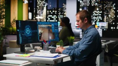 Bir kat planı tasarlamak için yapay zeka kullanan çeşitli mühendisler, sinirsel ağlar ve bilgisayar destekli mimari yazılımlar için apartman planlarıyla birlikte çalışıyorlar. Kamera B.