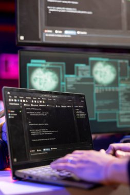 Bilgisayardaki kötü niyetli yazılımı kullanarak bilgisayar ve dijital ağları tehlikeye atarak şifreleri elde etmeye çalışan hacker 'ları kapatın. Defter kullanan, çalan, kullanan ve yasadışı olarak veri satan bir adam.