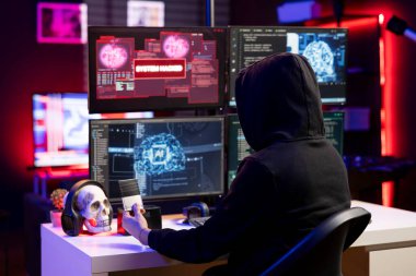 Hacker bilgisayarında kötü amaçlı yazılım olan SSD 'yi sistemlere girmek ve kısıtlı verilere ulaşmak için kullanıyor. Karanlık internet üzerinden VPN kullanarak çalınan hassas bilgilerle depolama sürücüsü yüklüyor.