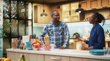 Tezgahta bir fincan taze kahve tutan neşeli genç adamın portresi, tabakta lezzetli bir pasta. Tost ve kahve kokusu sabah rutinini ev yapımı yemekle doldurur. Kamera A.