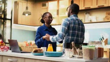 Sevecen siyah çift mutfakta güzel bir vals yapıyor. Güne romantik bir an ve bir aşk şarkısıyla başlıyorlar. Yavaş dans ve el ele tutuşmalar, samimi bir bağ. Kamera B.