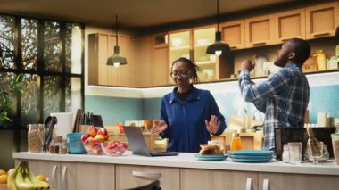 Sevecen siyah çift mutfakta güzel bir vals yapıyor. Güne romantik bir an ve bir aşk şarkısıyla başlıyorlar. Yavaş dans ve el ele tutuşmalar, samimi bir bağ. Kamera A.
