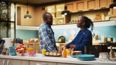 Sevgi dolu bir çift, tost makinesini mutfakta altın tost hazırlamak için kullanır. Kahvaltıda, sağlıklı bir yaşam için, mutluluk ve evde sabahların güzelliği ile eğlenir. Birliktelik. Kamera A.