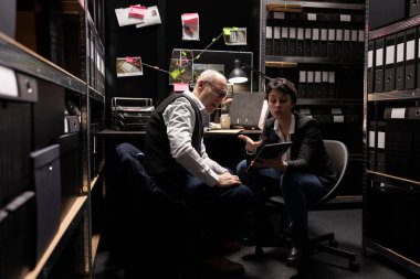 Gözetim fotoğrafları ve ipuçlarını incelemek için eski müfettiş ve ajan birlikte çalışıyorlar. Kriminal soruşturmayı çözmek için gizli bir görevin kanıtlarını birleştiriyorlar. Organize yasadışı faaliyet.