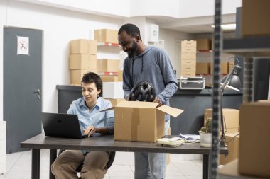 Depodaki küçük işletmeleri denetleyen çeşitli işçiler, ürün işleme ve sipariş işleme odaklı. E ticaret yerel marka ekspres dağıtım hizmetleri sunar.