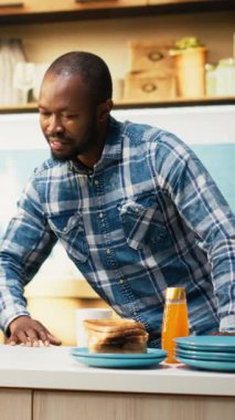 Dikey Video Afrikalı Amerikalılar oyun zamanı ve rekabete sahte kılıçlarla başlarlar, çocuksu çiftler şakalaşır ve oyuncaklar ve diğer aletlerle düello yaparak aptalca davranırlar. Kaygısız neşeli