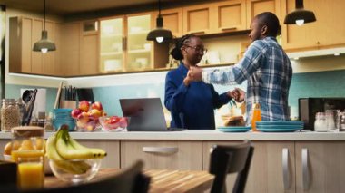 Romantik genç siyah çift mutfakta dans ederek güne şefkatli tatlı anlar ve aşk şarkılarıyla başlıyorlar. Yavaş dans ve el ele tutuşmalar, samimi bir bağ. Kamera A.