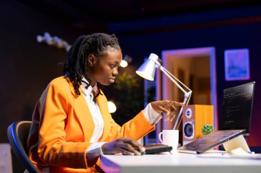 Dizüstü bilgisayar kodlamada yazılım geliştirici, program yaratma, algoritmalar uygulama. Kod düzenleyici, uygulama geliştirme ve performansı optimize etme konularında bilişim uzmanı.