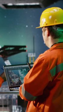 Aurora Borealis altında risk değerlendirmesi ve emisyon takibini yöneten dikey video mühendisi petrol endüstrisinde yakıt çıkarma işlemleri için sorumlu sondaj operasyonlarını garanti ediyor. Kamera B.