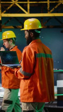 Denizcilik petrol platformundaki dikey video çevre memuru aurora borealis altında yapay zeka teknolojisi kullanıyor, doğal gaz ve yakıt yönetimi ve çıkarma için dizüstü bilgisayarda makine öğrenme yazılımı. Fosil yakıtlar