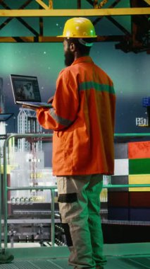 Deniz aşırı platformdaki dikey video mühendisi emisyon verilerini, petrol ve fosil yakıtların deniz habitatından çıkarılmasını izliyor. Aurora Borealis altında petrol üretim operasyonları. Kamera A.