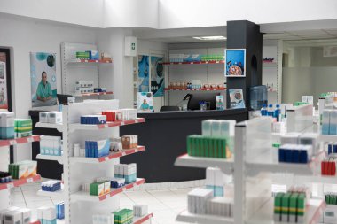 Raflarda ilaç ve haplarla dolu boş modern eczane, çeşitli ilaç ve takviye maddeleri veya diğer tıbbi malzemeleri sergiliyor. Tüketim ve eczacılık.