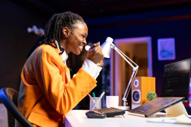 Dizüstü bilgisayar programlamada mutlu geliştirici, geliştirme araçları kullanarak kod satırları yazdıktan sonra coşuyor. Ofisteki kendinden geçmiş kadın, dizüstü bilgisayardaki hata ayıklama yazılımını bitirdikten sonra memnun oldu