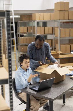Çeşitli işçiler teslimat için dijital envanter sistemini kontrol ediyorlar, bir depoda dizüstü bilgisayar kullanıyorlar ve sevkiyat servislerini koordine ediyorlar. Yerel markalar ve ticaret büyümesi.