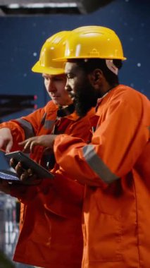 Dikey Video Mühendisleri petrol sondaj platformu üzerindeki doğal gaz çıkarma verilerini değerlendirerek petrol ve doğalgaz endüstrisi içinde verimli bir petrol çıkarma sağladılar. Rafineride Çevre Görevlisi